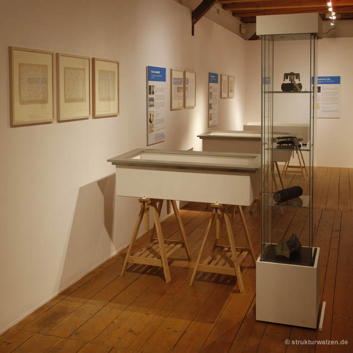 Ausstellungsraum mit Stehvitrine