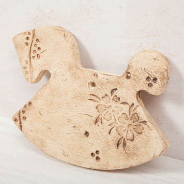 Christbaumschmuck aus Keramik mit geprägtem Muster