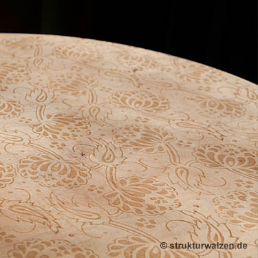 Holztisch mit Muster verziert