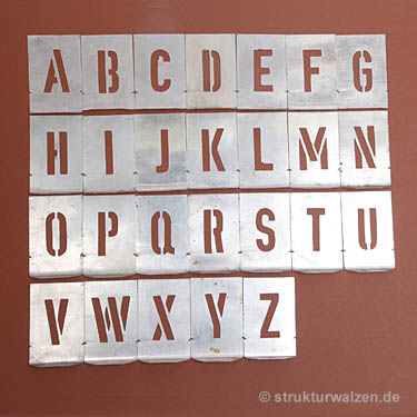 Schablone mit Buchstaben aus Metall