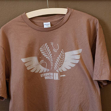 T-Shirt mit Schablone, Walze und Stempel bedruckt